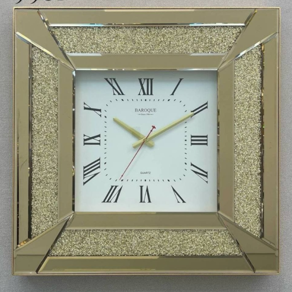 ساعت دیواری باروک مدل 9981، ساعت دیواری مدرن با طرح آیینه ای، جزییات مدرن و ساده و طرح چهار گوش، اعداد رومی مشکی و صفحه سفید، بدنه براق طلایی رنگ، سایز 80