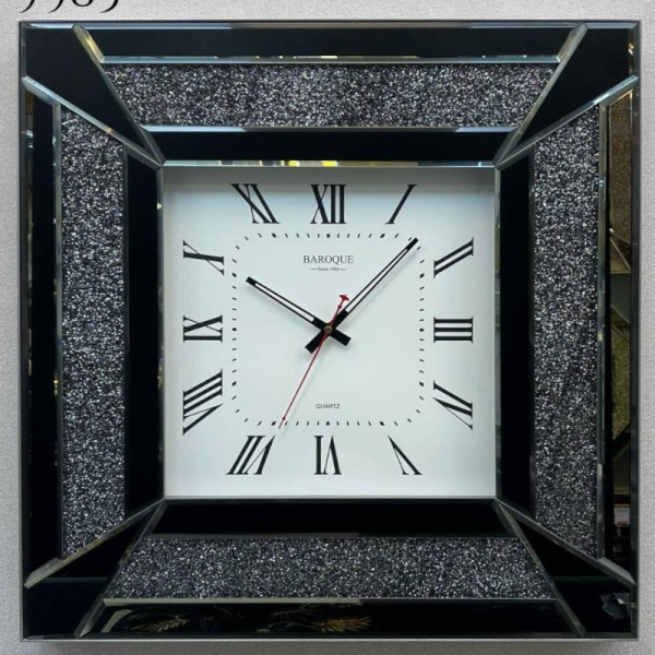 ساعت دیواری باروک مدل 9985، ساعت دیواری مدرن با طرح آیینه ای، جزییات مدرن و ساده و طرح چهار گوش، اعداد رومی مشکی و صفحه سفید، بدنه براق طلایی رنگ، سایز 80