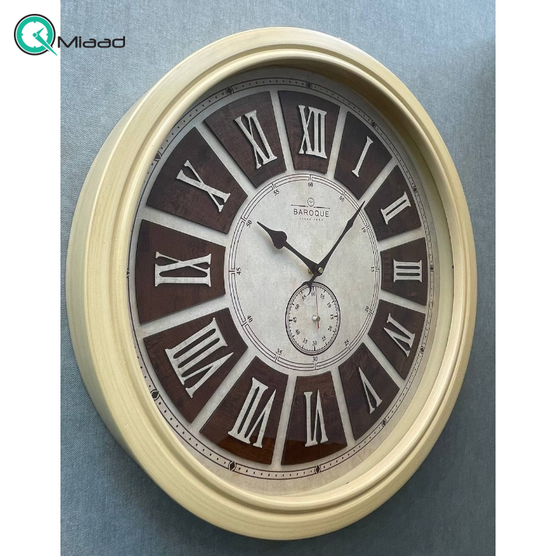 ساعت دیواری باروک مدل 1660 k، ساعت دیواری کلاسیک با تنوع رنگ بندی، جزییات کلاسیک و ساده، موتور ساخت تایوان و ثانیه شمار مستقل، ترکیب رنگ کرم قهوه ای، سایز 60  بدنه چوبی و فلزی