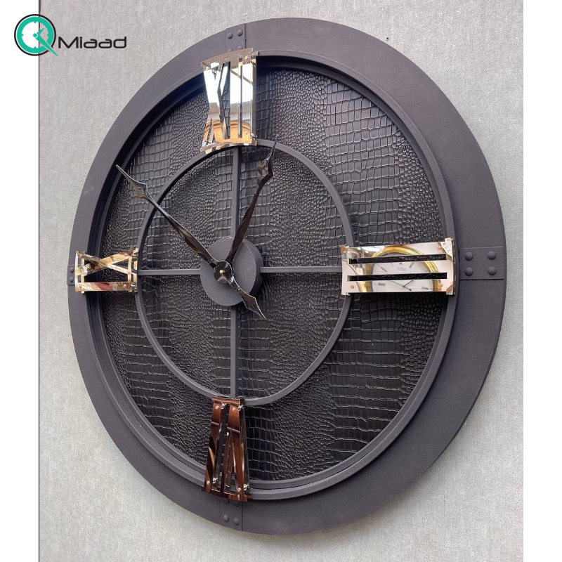 ساعت دیواری مدل 4700، ساعت دیواری عدد استیل با صفحه چرمی، دارای اعداد رومی برجسته، سایز 85