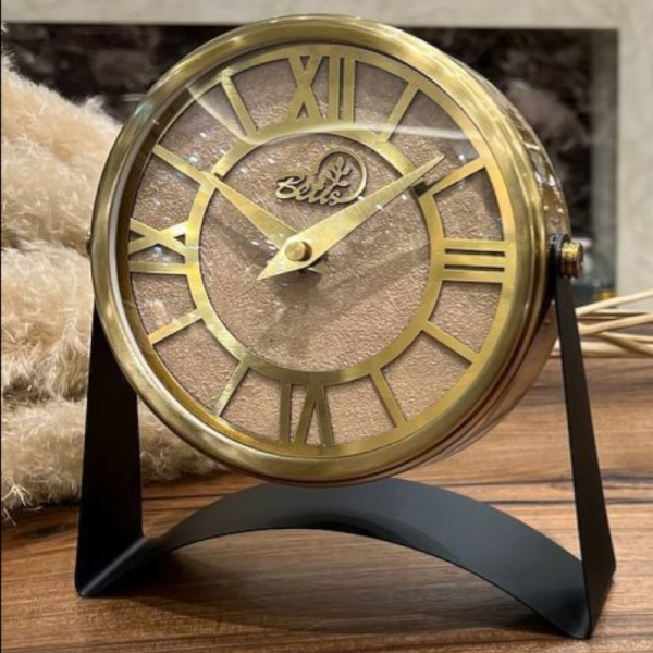 ساعت رومیزی بتیس مدل 1525، ساعت رومیزی فلزی لوکس، با تنوع رنگ بندی و رنگ آبکاری مات، اعداد رومی در صفحه ساعت، ترکیب رنگ طلایی صفحه سفید