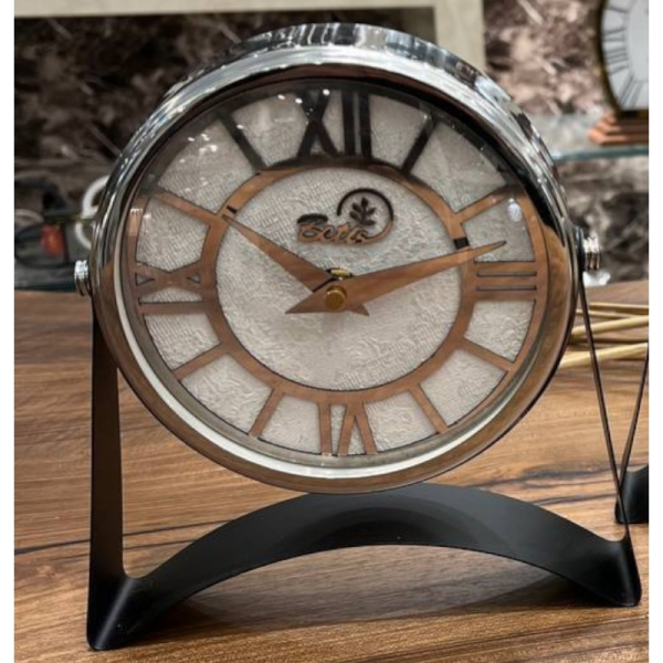 ساعت رومیزی بتیس مدل 1525، ساعت رومیزی فلزی لوکس، با تنوع رنگ بندی و رنگ آبکاری مات، اعداد رومی در صفحه ساعت، ترکیب رنگ نقره ای صفحه سفید