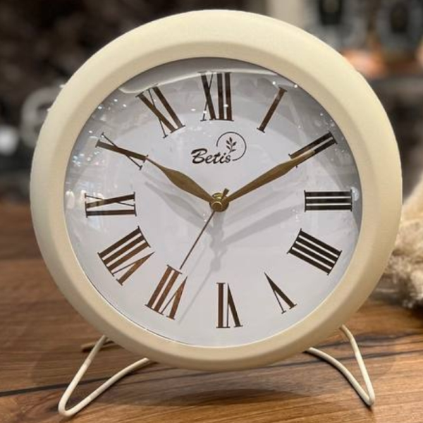 ساعت رومیزی بتیس مدل 3015، ساعت رومیزی فلزی لوکس، با تنوع رنگ بندی و رنگ آبکاری مات، اعداد رومی در صفحه ساعت، ترکیب رنگ کرم طلایی