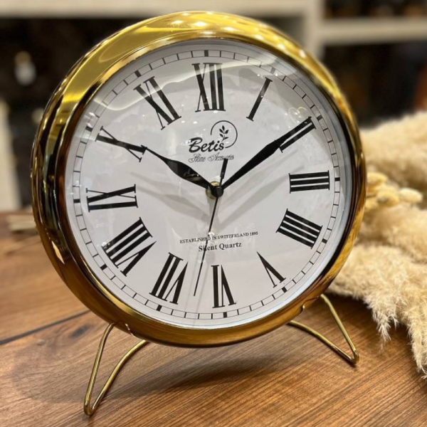ساعت رومیزی بتیس مدل 3015، ساعت رومیزی فلزی لوکس، با تنوع رنگ بندی و رنگ آبکاری مات، اعداد رومی در صفحه ساعت، ترکیب رنگ طلایی و اعداد مشکی