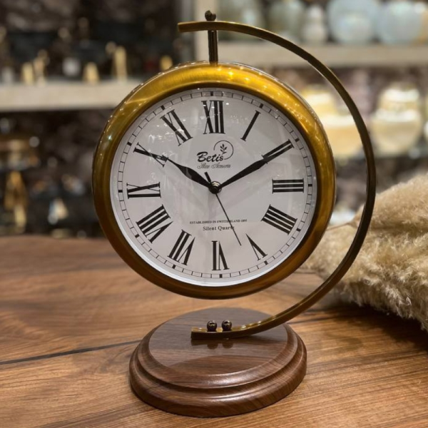 ساعت رومیزی بتیس مدل 3045، ساعت رومیزی فلزی لوکس، با تنوع رنگ بندی و رنگ آبکاری مات، اعداد رومی در صفحه ساعت، ترکیب رنگ طلایی اعداد مشکی