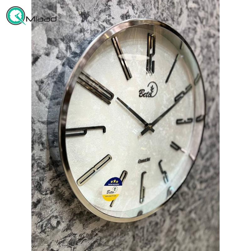 ساعت دیواری بتیس مدل 4520، ساعت دیواری بسیار مدرن با متریال فلز، رنگ آبکاری شده، موتور تایوانی با جزییات ظریف روی صفحه، اعداد لاتین، سایز 45، رنگ سیلور صفحه سفید قیمت ساعت دیواری
