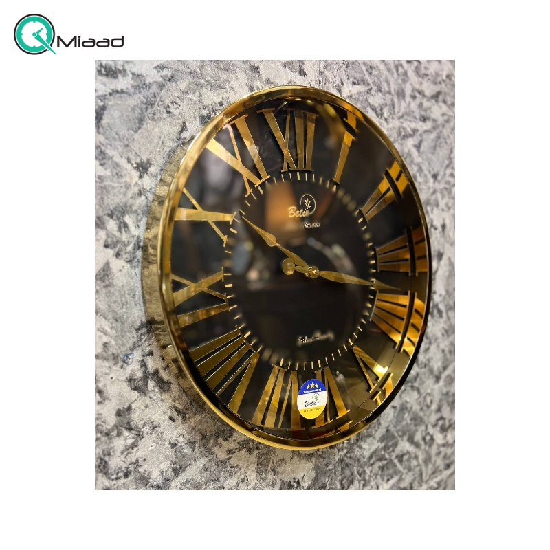 ساعت دیواری بتیس مدل 4525، ساعت دیواری بسیار مدرن با متریال فلز، رنگ آبکاری شده، موتور تایوانی با جزییات ظریف روی صفحه، اعداد لاتین، سایز 45، رنگ طلایی صفحه مشکی قیمت ساعت دیواری