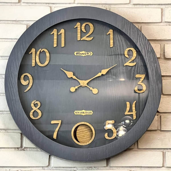 ساعت دیواری چوبی بتیس مدل 5808، ساعت دیواری سایز 58 موتور تایوانی با صفحه زیبا و خوانا، پاندول دار و دارای شمار و اعداد لاتین، رنگ طوسی