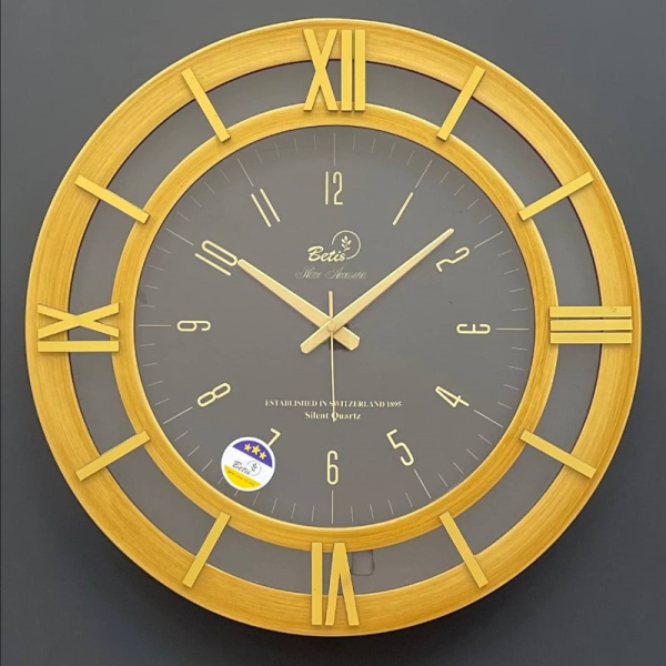ساعت دیواری بتیس، ساعت دیواری با سایز بندی، متریال چوب و فلز، موتور تایوانی با صفحه زیبا و خوانا، ترکیب رنگ خاکستری و طلایی، اعداد رومی برجسته روی بدنه ساعت، سایز 58 | مدل 5812