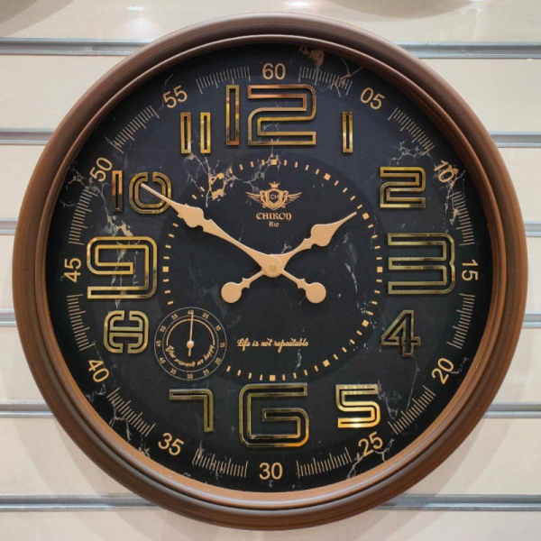 ساعت دیواری شیرون مدل R10، ساعت دیواری سایز 60 پلاستیکی طرح کلاسیک با صفحه تمام چوب و اعداد برجسته، دارای موتور ثانیه شمار مستقل، رنگ قهوه ای مشکی