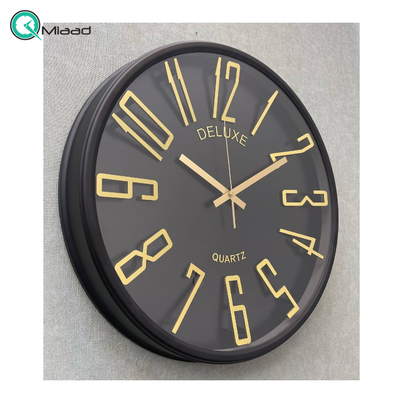 ساعت دیواری دلوکس کد 702، ساعت دیواری مدرن با طراحی مینیمال و دارای رنگ بندی، سایز 51 سانتی متر، رنگ طلایی  بدنه چوبی و فلزی