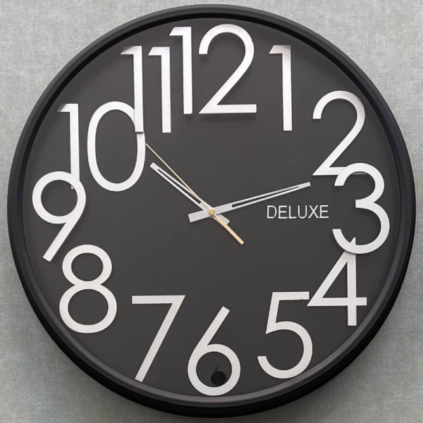  ساعت دیواری دلوکس کد 707، ساعت دیواری مدرن با طراحی مینیمال و دارای رنگ بندی، سایز 51 سانتی متر، رنگ نقره ای