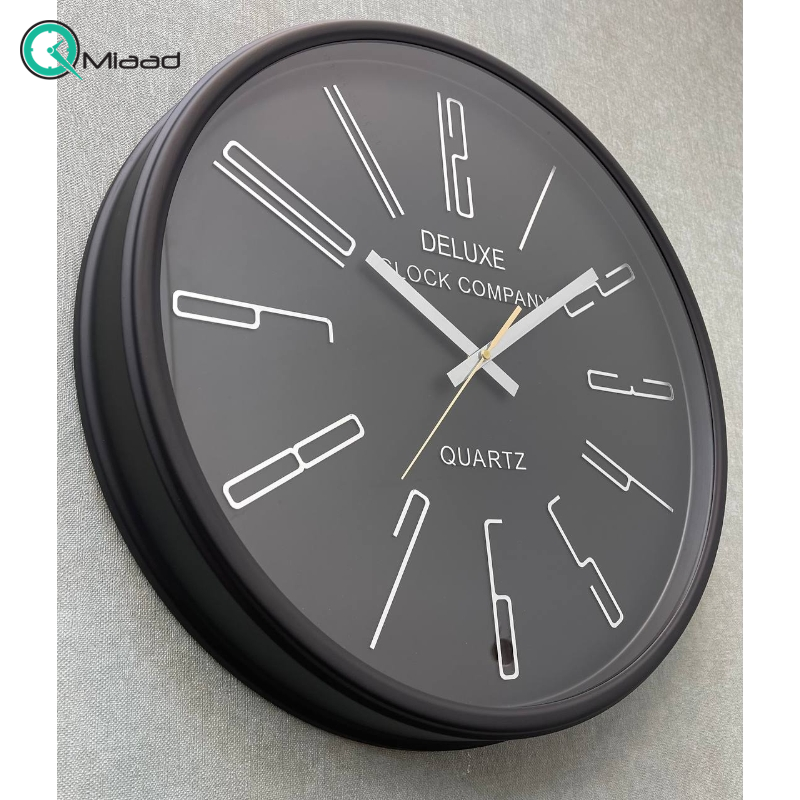 ساعت دیواری دلوکس کد 708، ساعت دیواری مدرن با طراحی مینیمال و دارای رنگ بندی، سایز 51 سانتی متر، رنگ نقره ای  بدنه چوبی و فلزی