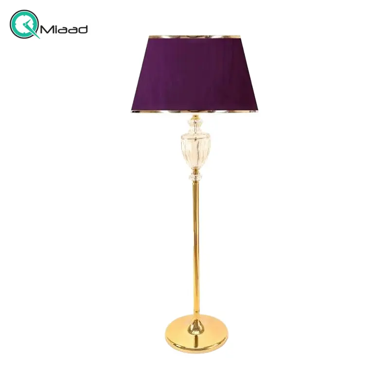 آباژور سالنی مدل 105، آباژور ایستاده مدرن و ظریف با سرپیچ معمولی E27، دارای تنوع رنگی، متریال فلزی و طراحی مینیمال و ساده، فوق العاده با کیفیت، رنگ طلایی آباژور