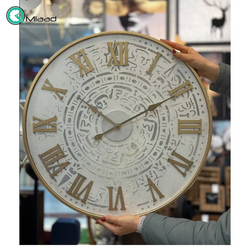 ساعت دیواری مدل خطی کد 1593، ساعت دیواری زیبا در دو سایز، متریال چوب و فلز، موتور تایوانی آرامگرد، اعداد برجسته رومی درشت طلایی رنگ، سایز 65 رنگ سفید ساعت