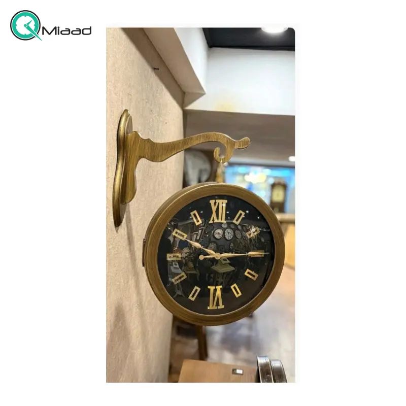 ساعت دیواری دو طرفه مدل 1950، ساعت دو طرفه بسیار بینظیر، متریال چوبی با تنوع رنگی، موتور درجه یک روانگرد، رنگ طلایی ساعت دیواری دو طرفه ارس مدل 1950