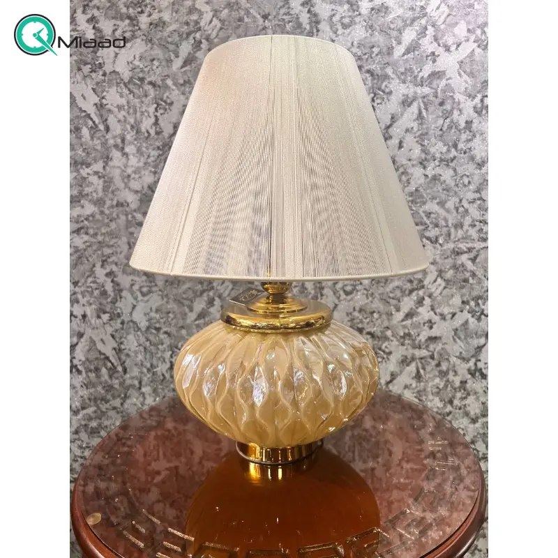 آباژور رومیزی مدرن مدل 622، چراغ خواب از متریال فلز و شیشه، طراحی مدرن و ساده و مینیمال، سرپیچ معمولی، رنگ کرم آباژور