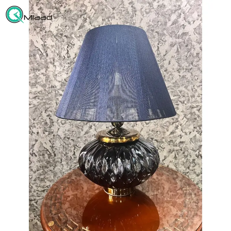 آباژور رومیزی مدرن مدل 622، چراغ خواب از متریال فلز و شیشه، طراحی مدرن و ساده و مینیمال، سرپیچ معمولی، رنگ سرمه ای آباژور