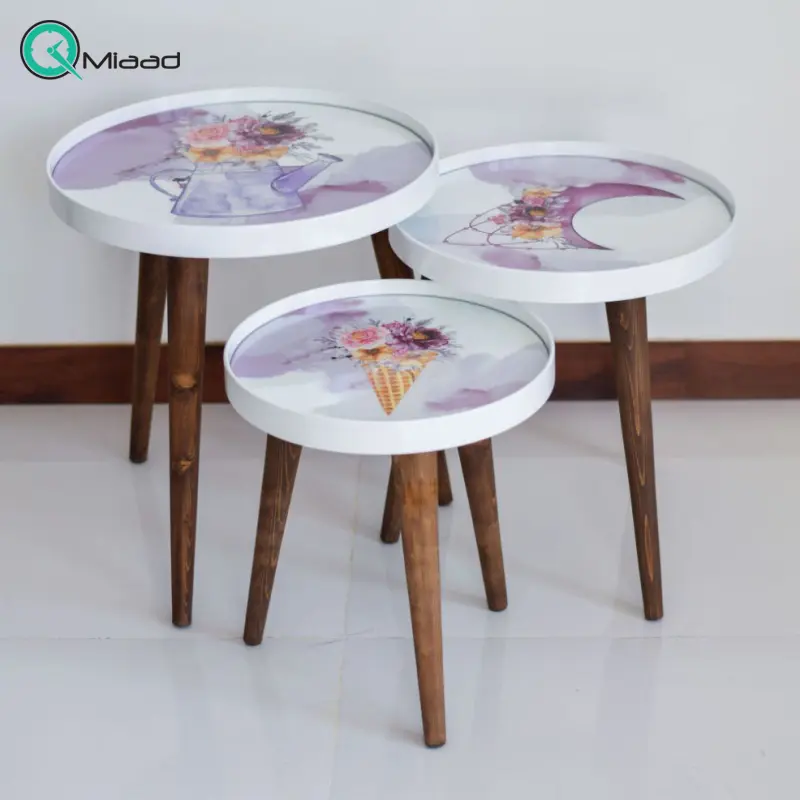 میز عسلی کد M104074، میز عسلی چوبی سه تکه طرح دار، نقاشی شده به سبک روستیک، دارای شیشه متحرک، میز عسلی مدل گرد سری 3 میز عسلی