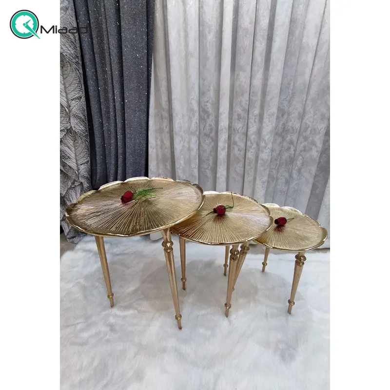 میز عسلی کد 5640، میز عسلی سه تکه مدل گل نیلوفر، آبکاری با کیفیت، دارای بسته بندی محکم، رنگ طلایی میز عسلی
