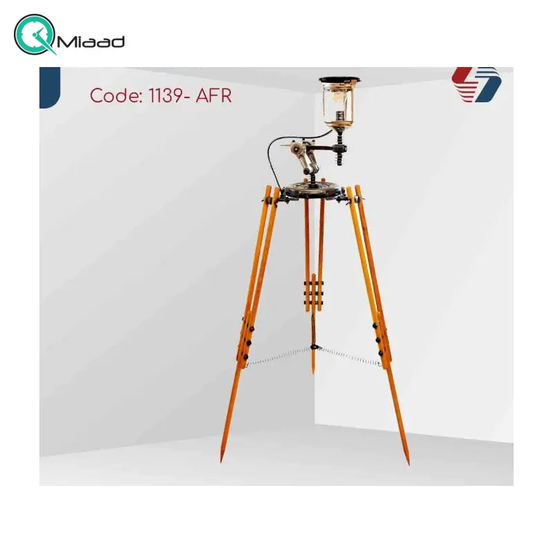 آباژور کنار سالنی مدرن مدل 1139، آباژور ایستاده با طراحی صنعتی و پایههای چوبی مستحکم، مناسب فضاهای مدرن و هنری آباژور