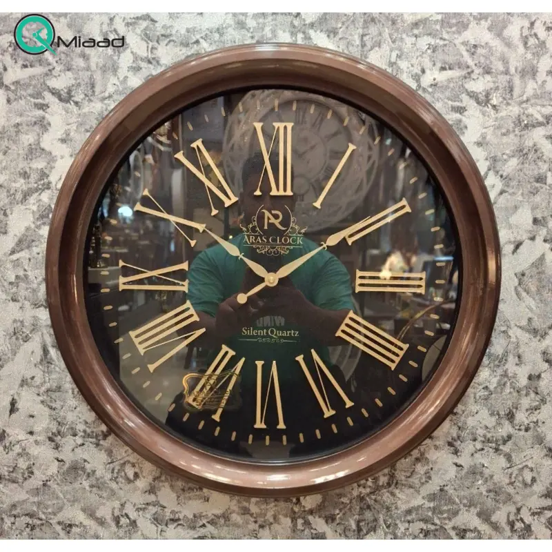 ساعت دیواری ارس مدل 925، ساعت دیواری با متریال پلاستیک ABS و صفحه تمام چوب، دارای اعداد رومی، موتور درجه یک تایوانی ساعت، رنگ قهوه ای ساعت دیواری
