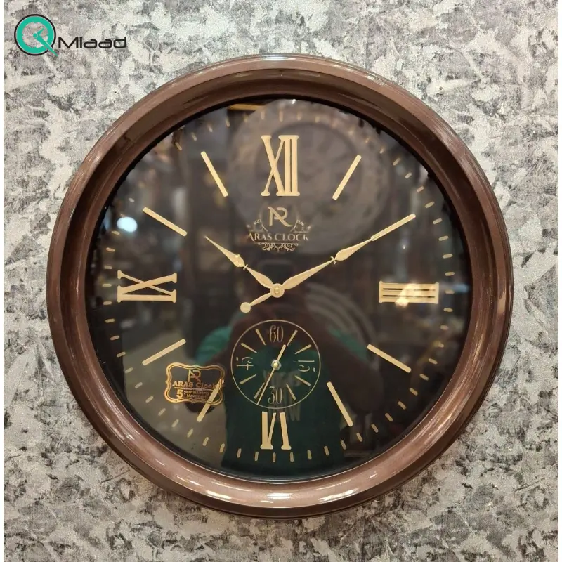 ساعت دیواری ارس مدل 926، ساعت دیواری با متریال پلاستیک ABS و صفحه تمام چوب، دارای اعداد رومی، موتور درجه یک تایوانی ساعت و موتور ثانیه شمار، رنگ قهوه ای ساعت دیواری