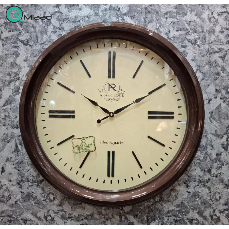 ساعت دیواری ارس مدل 927، ساعت دیواری با متریال پلاستیک ABS و صفحه تمام چوب، دارای اعداد رومی، موتور درجه یک تایوانی ساعت، رنگ قهوه ای ساعت دیواری