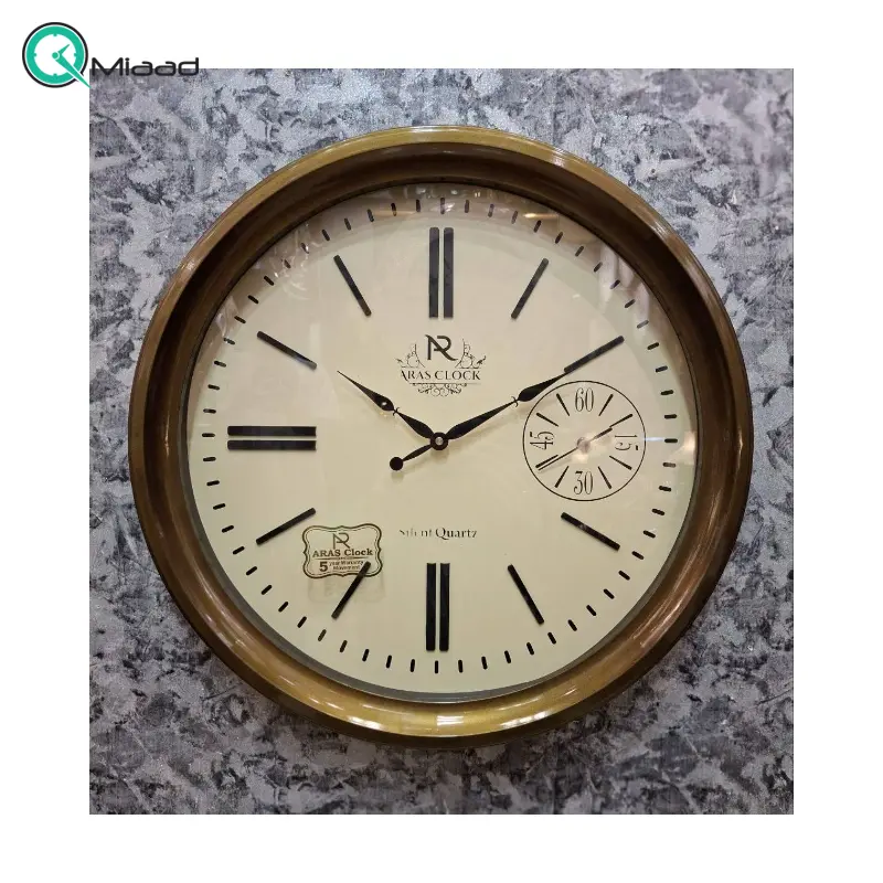 ساعت دیواری ارس مدل 931، ساعت دیواری با متریال پلاستیک ABS و صفحه تمام چوب، دارای اعداد رومی، موتور درجه یک تایوانی ساعت و موتور آرامگرد، رنگ قهوه ای ساعت دیواری