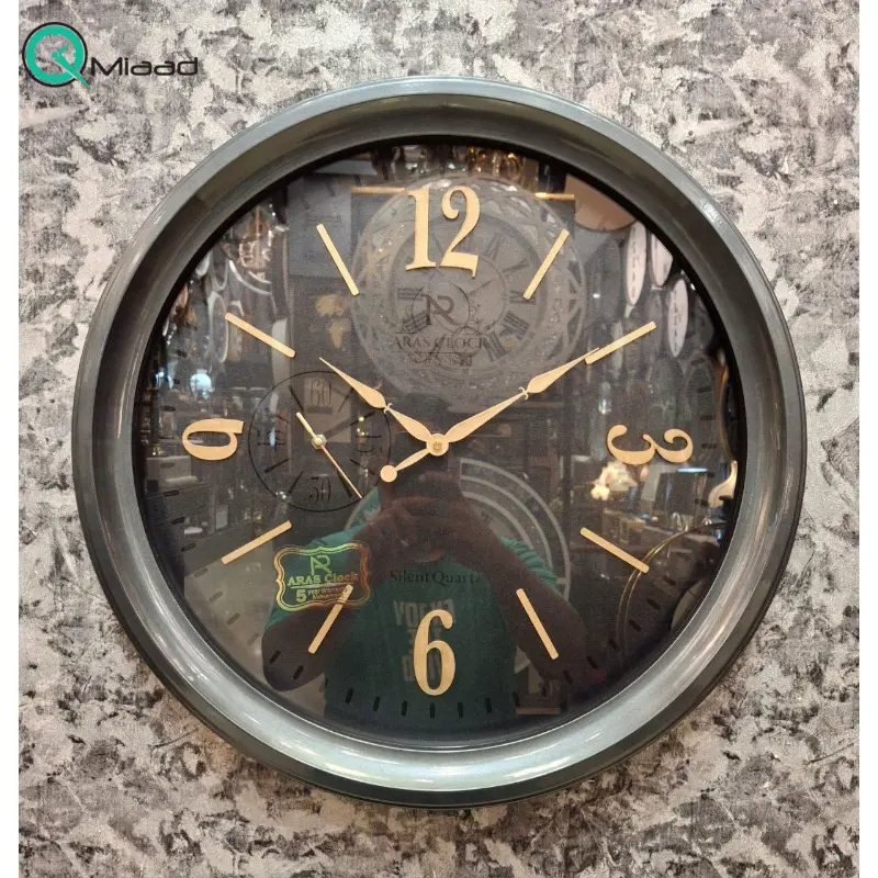 ساعت دیواری ارس مدل 933، ساعت دیواری با متریال پلاستیک ABS و صفحه تمام چوب، دارای اعداد رومی، موتور درجه یک تایوانی ساعت، رنگ طوسی ساعت دیواری