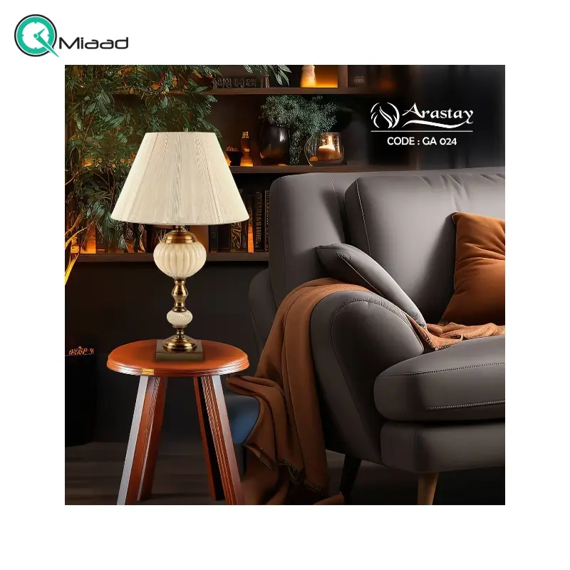 آباژور رومیزی مدل 024، آباژور رومیزی با طراحی زیبا روی بدنه، فوق العاده با کیفیت، رنگ کرم آباژور رومیزی