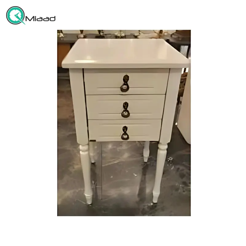 میز 3 کشو درسا مدل M150، میز سه کشو پایه دار بسیار شیک و چوبی، دارای سه کشو برای نگه داری وسایل کوچک، فضایی برای نگه داری وسایل تزیینی مثل رادیو یا وسایل دیگر، رنگ سفید خرید میز تلفن گرام