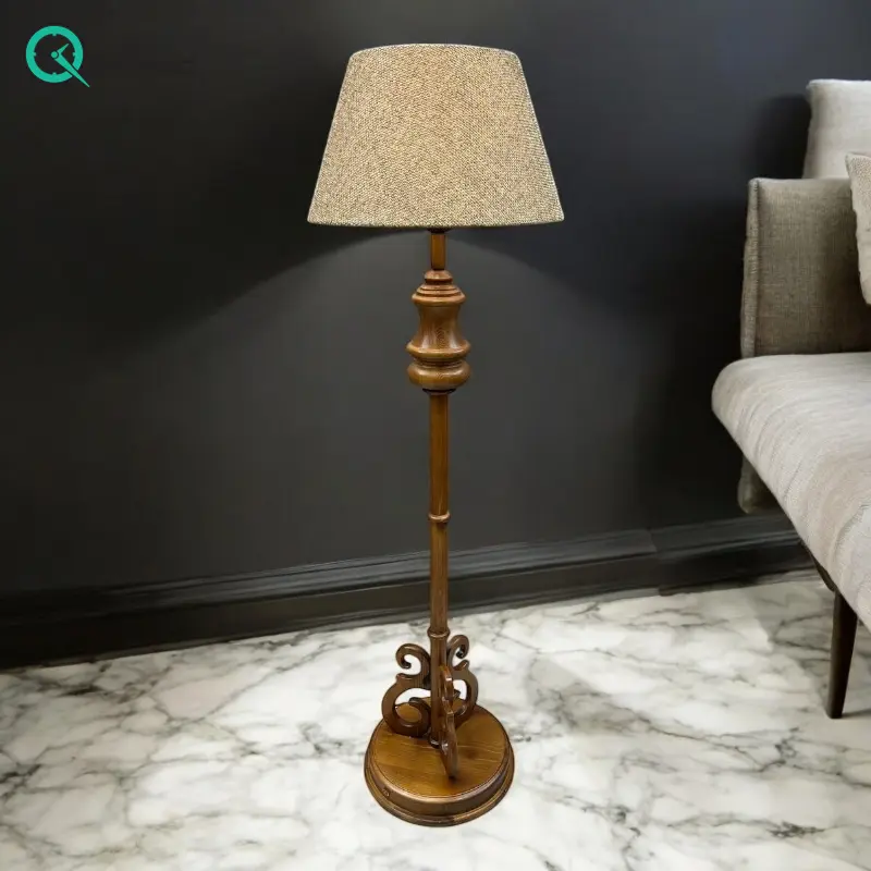 آباژور و چراغ خواب ایستاده مدل نیلا کد 2552، آباژور کنارسالنی با پایه چوبی فوق العاده با کیفیت، طرح زیبا شید با رنگ ساده و یک دست آباژور