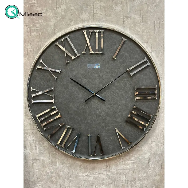 ساعت دیواری مدل چرمی کد 3980، ساعت دیواری مدل چرمی در دو سایز و تنوع رنگ و طرح، طراحی نوین با متریال چرمی، اعداد رومی، سایز 80، تیره نقره ای قیمت ساعت دیواری مدرن