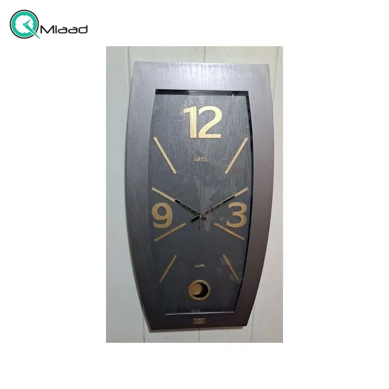 ساعت دیواری آرتا Arta کد 445، ساعت دیواری چهارگوش چوبی با متریال MDF، دارای پاندول و اعداد لاتین، دارای موتور آرامگرد، رنگ طوسی ساعت