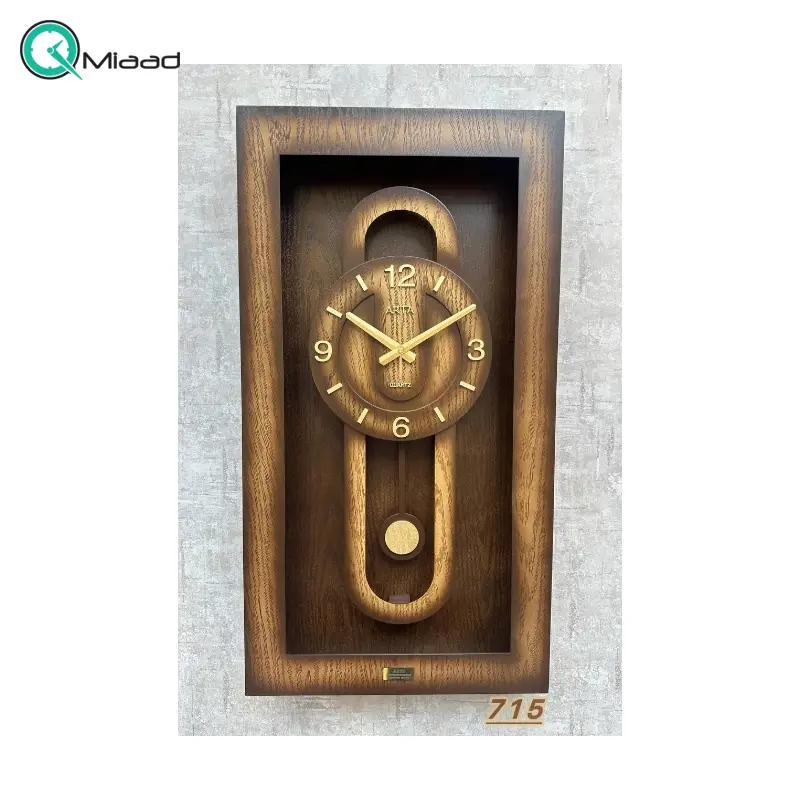 ساعت دیواری آرتا Arta کد 715، ساعت دیواری چهارگوش چوبی، دارای پاندول و اعداد لاتین و موتور آرامگرد، رنگ قهوه ای ساعت