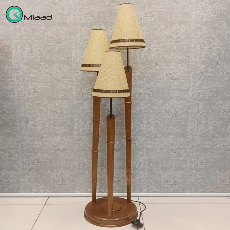 آباژور سالنی سه شعله مدل نیلوفر 3 کد 3365، آباژور ایستاده با متریال چوب روسی درختان کاج یا سرو، طراحی روستیک و بافت طبیعی چوب، بسته بندی جدا آباژور و حباب ها آباژور