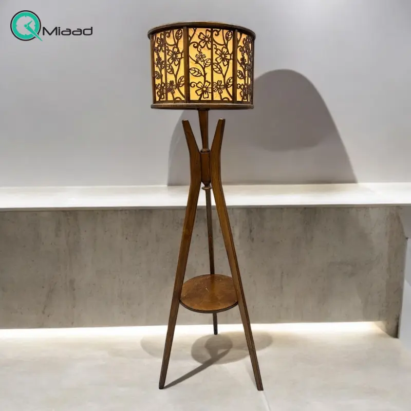 آباژور کنار سالنی ارکیده مدل 2587، آباژور ایستاده با پایه چوبی و متریال چوب روس، فوق العاده با کیفیت و ارتفاع 150 سانتی متر آباژور