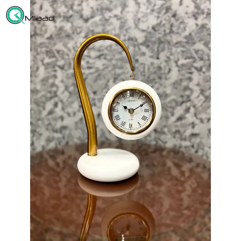 ساعت رومیزی فلزی آرتمیس مدل 1010، ساعت رومیزی بسیار زیبا و مدرن آرتمیس، دارای تنوع رنگ بندی و رنگ های زیبا، دکوری و بسیار زیبا، اعداد رومی، رنگ سفید ساعت رومیزی