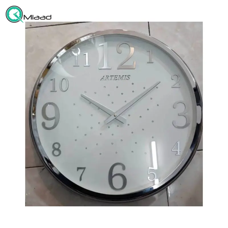 ساعت دیواری فلزی آرتمیس مدل 2000، ساعت دیواری فلزی و دایره ای شکل برند آرتمیس، سایز 43 سانت و طراحی مینیمال و مدرن، رنگ نقره ای ساعت دیواری