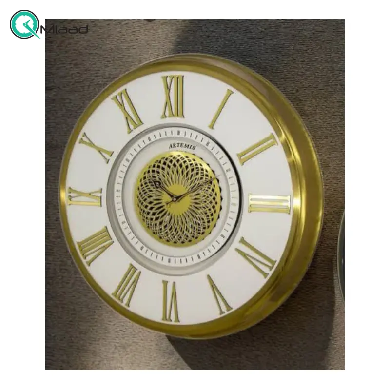 ساعت دیواری آرتمیس مدل 2044، ساعت دیواری ساخته شده با متریال فلز، دارای چرخ دنده متحرک روی صفحه ساعت، اعداد رومی برجسته، سایز 70، رنگ طلایی سفید ساعت دیواری