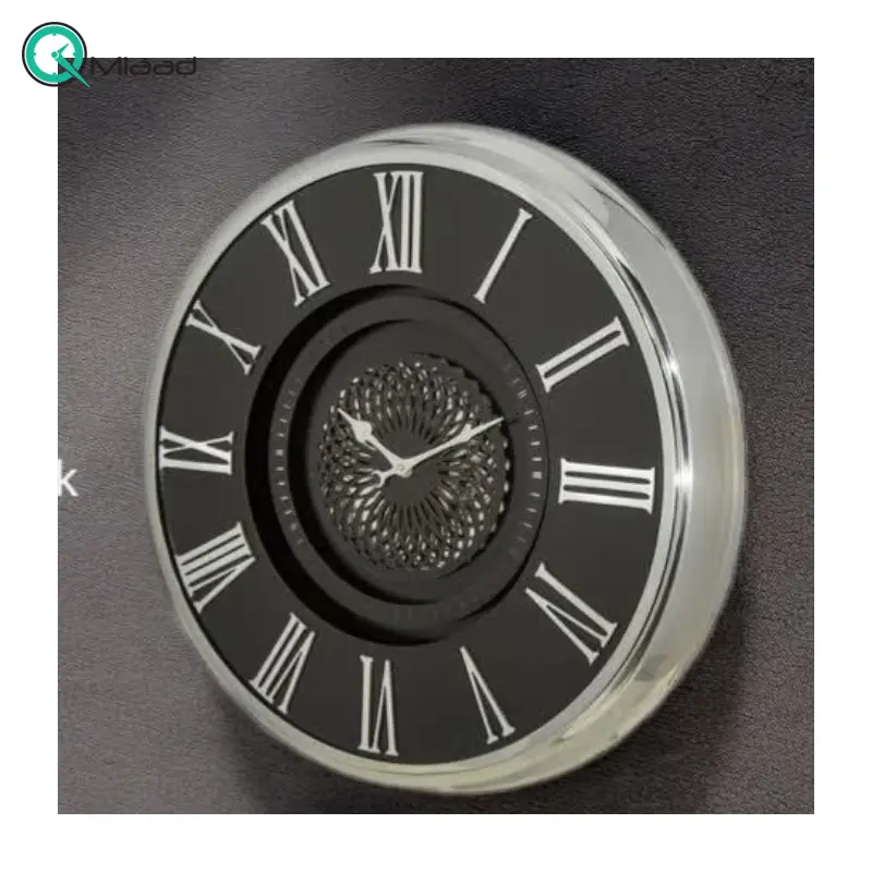 ساعت دیواری آرتمیس مدل 2044، ساعت دیواری ساخته شده با متریال فلز، دارای چرخ دنده متحرک روی صفحه ساعت، اعداد رومی برجسته، سایز 70، رنگ سیلور مشکی ساعت دیواری
