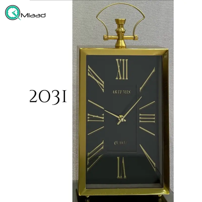 ساعت رومیزی فلزی آرتمیس مدل 2031، ساعت رومیزی خاص و فلزی با صفحه مشکی و اعداد رومی، دارای تنوع رنگی، رنگ طلایی صفحه مشکی ساعت رومیزی