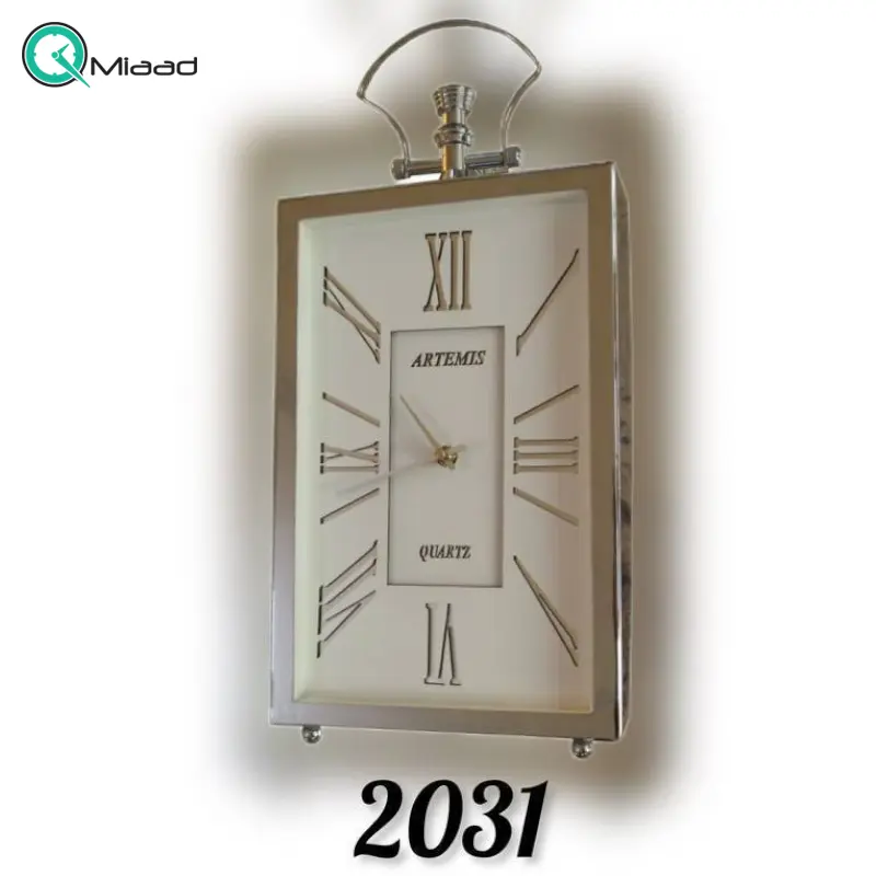 ساعت رومیزی فلزی آرتمیس مدل 2031، ساعت رومیزی خاص و فلزی با صفحه سفید و اعداد رومی، دارای تنوع رنگی، رنگ نقره ای صفحه سفید ساعت رومیزی