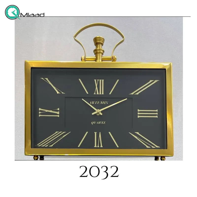 ساعت رومیزی فلزی آرتمیس مدل 2032، ساعت رومیزی مستطیلی خاص و فلزی با صفحه مشکی و اعداد رومی، دارای تنوع رنگی، رنگ طلایی صفحه مشکی ساعت رومیزی