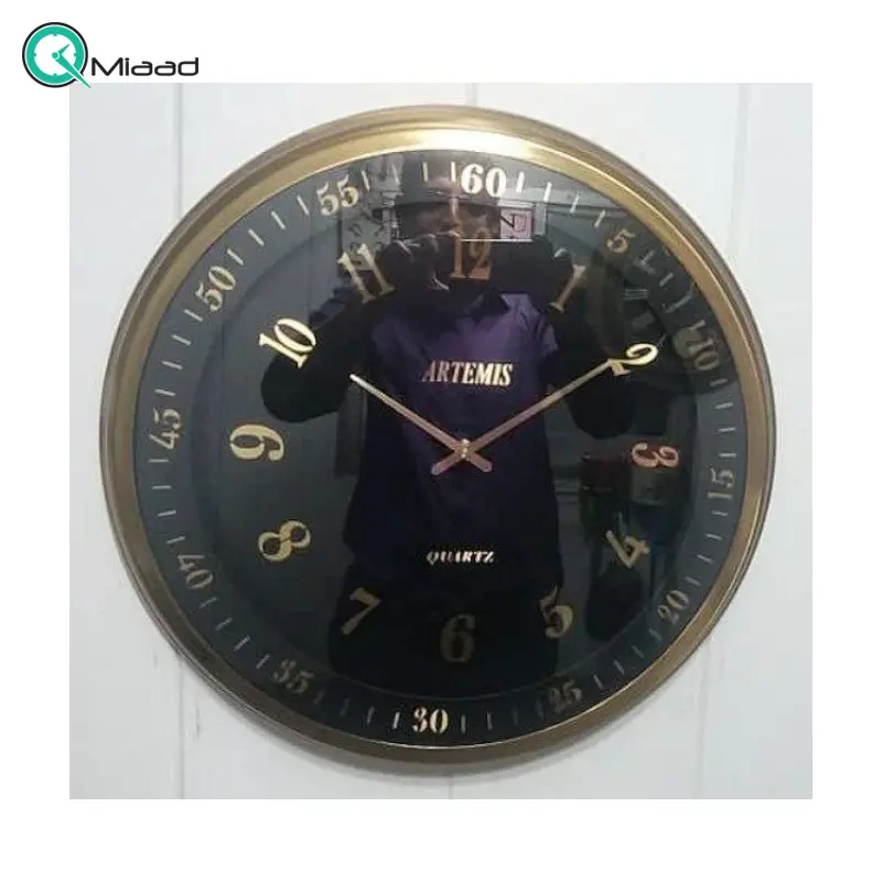 ساعت دیواری فلزی آرتمیس مدل 2037، ساعت دیواری فلزی و دایره ای شکل برند آرتمیس، سایز 40 سانت و طراحی مینیمال و مدرن، رنگ طلایی مشکی ساعت دیواری