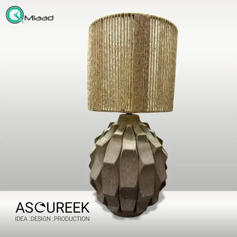 آباژور رومیزی الماسی، آباژور رومیزی با طراحی چندوجهی الهامگرفته از فرم الماس و شید دستبافت کنفی، ترکیبی از هنر و اصالت، رنگ نسکافهای تیره آباژور