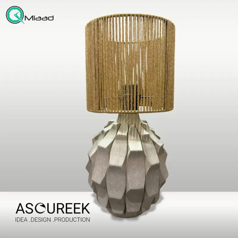 آباژور رومیزی الماسی، آباژور رومیزی با طراحی چندوجهی الهامگرفته از فرم الماس و شید دستبافت کنفی، ترکیبی از هنر و اصالت، رنگ نسکافهای روشن آباژور