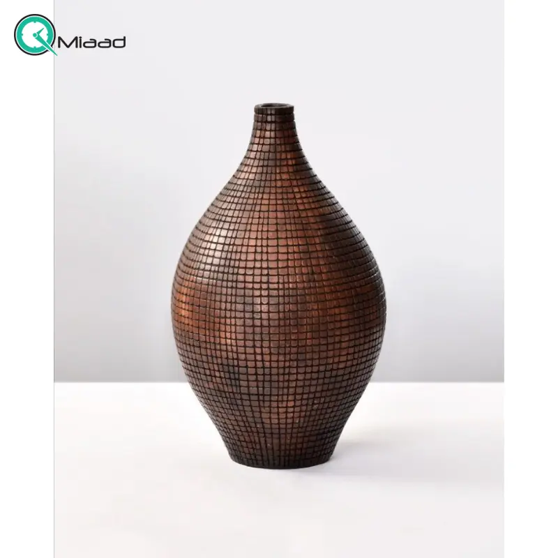 گلدان کوزه ای چهارخانه مدل GO27167، گلدان تزیینی و دکوری با طراحی ساده و زیبا، رنگ قهوه ای با طرح زیبا و طراحی شده به صورت چهار خانه گلدان