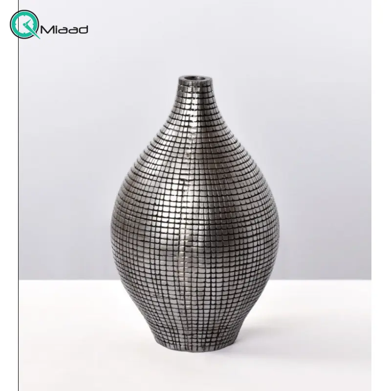 گلدان کوزه ای چهارخانه مدل GO27181، گلدان تزیینی و دکوری با طراحی ساده و زیبا، رنگ نقره ای با طرح زیبا و طراحی شده به صورت چهار خانه گلدان